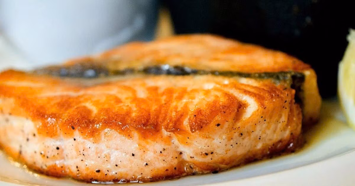 Cá hồi được xem là “siêu thực phẩm” nhờ giàu omega-3, vitamin B12, selenium và chất chống oxy hóa astaxanthin. Ăn cá hồi 2 lần mỗi tuần giúp giảm nguy cơ biến chứng tim mạch, đột quỵ và tăng cường hệ miễn dịch. Cá hồi nên chế biến hấp, nướng hoặc hầm để giữ trọn dưỡng chất. Ảnh minh họa