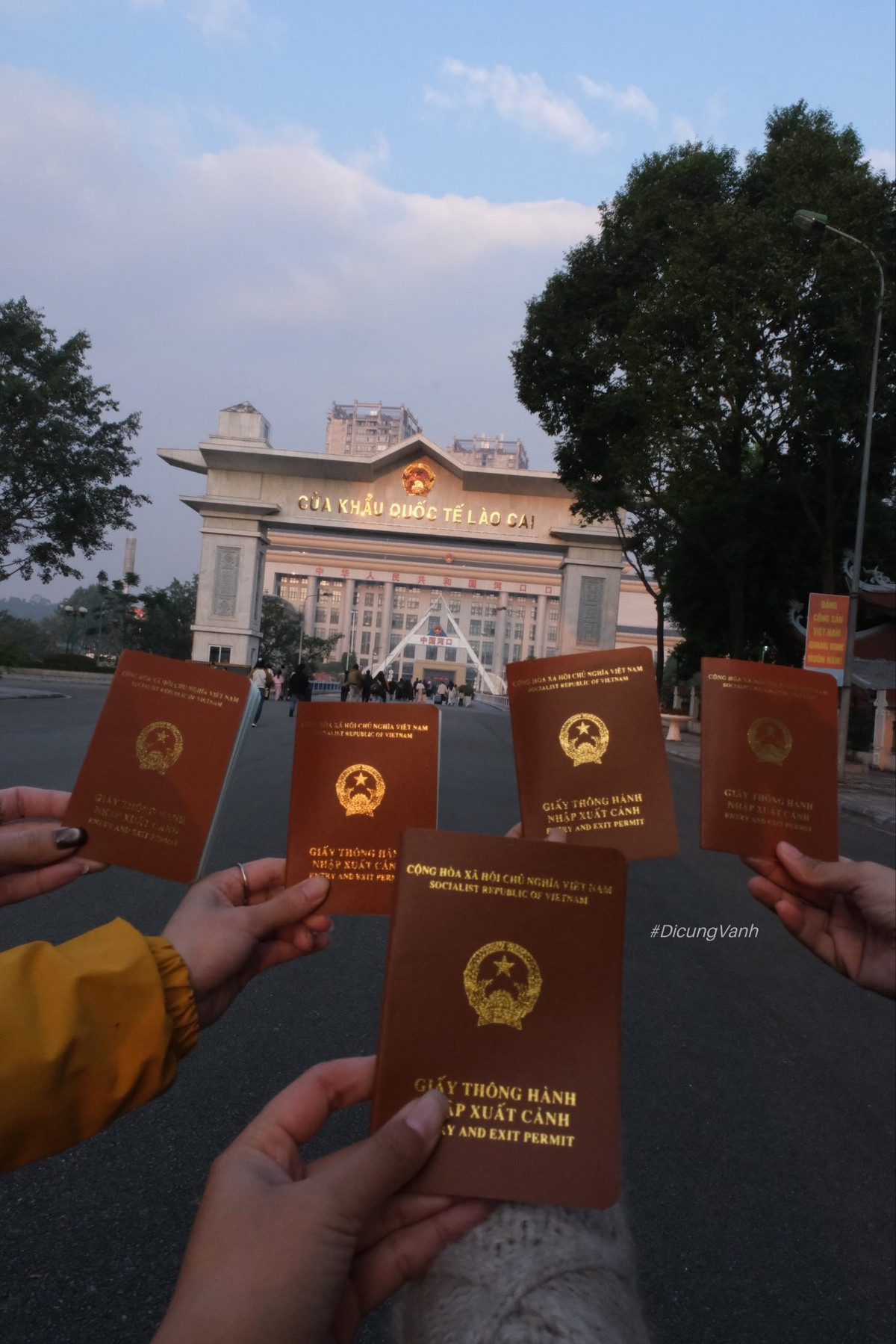 Chỉ cách Hà Nội một chuyến xe đêm, Hà Khẩu (Trung Quốc) là điểm đến được nhiều du khách Việt lựa chọn cho hành trình “đổi gió” ngắn ngày. Với thủ tục đơn giản, chi phí hợp lý và thiên đường ẩm thực đường phố sôi động, dưới đây là những chia sẻ của travel blogger Đỗ Vân Anh về chuyến du lịch Hà Khẩu tự túc 2 ngày 1 đêm mang đến trải nghiệm xuất ngoại nhẹ nhàng nhưng vẫn đủ mới mẻ và hấp dẫn.