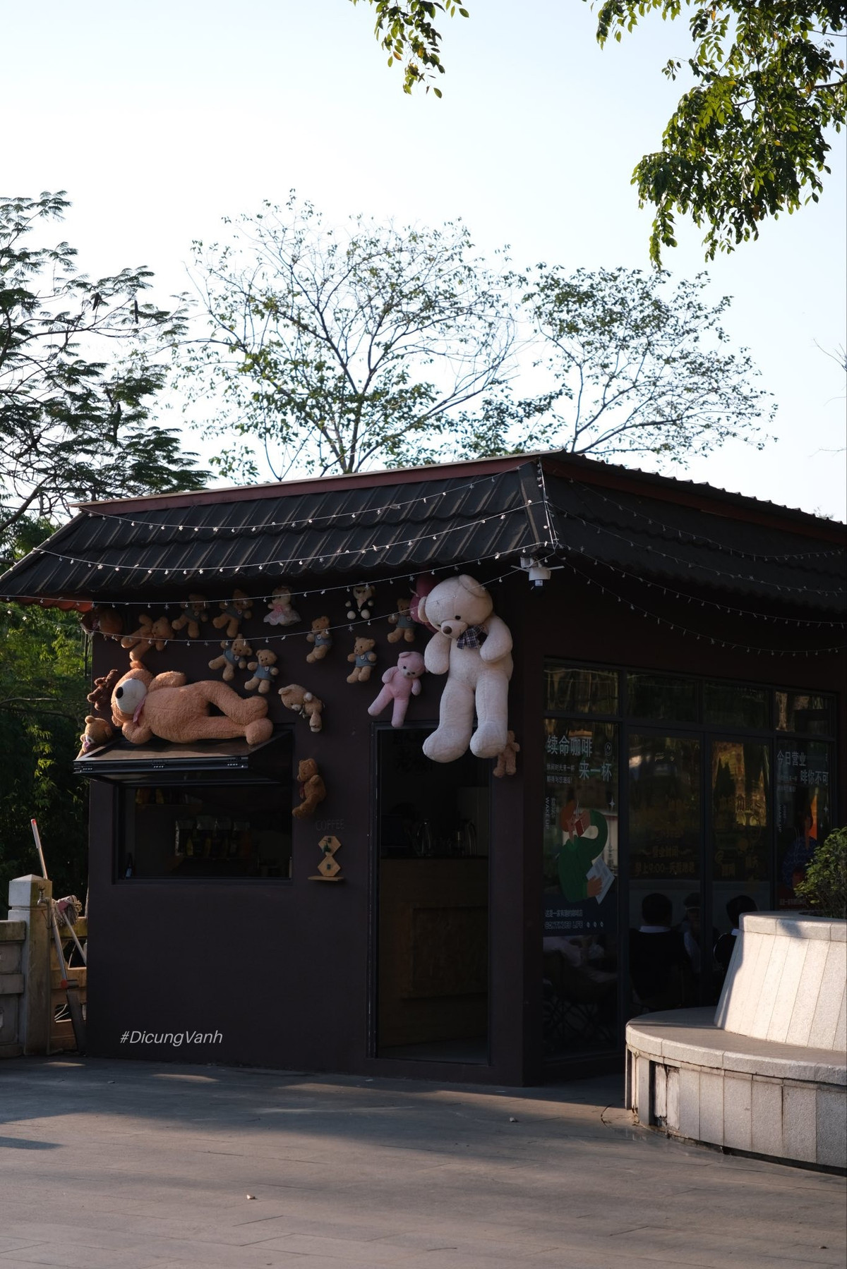 Ẩm thực đường phố Hà Khẩu còn hấp dẫn với mực nướng, bánh nướng Chiết Giang đa dạng nhân, bánh kếp nướng, lẩu xiên que hay trứng vịt lộn ăn kèm dấm ớt mang hương vị lạ miệng. Đậu hũ thúi – món ăn đặc trưng của Trung Quốc – cũng được nhiều du khách thử qua và đánh giá là dễ ăn hơn tưởng tượng.