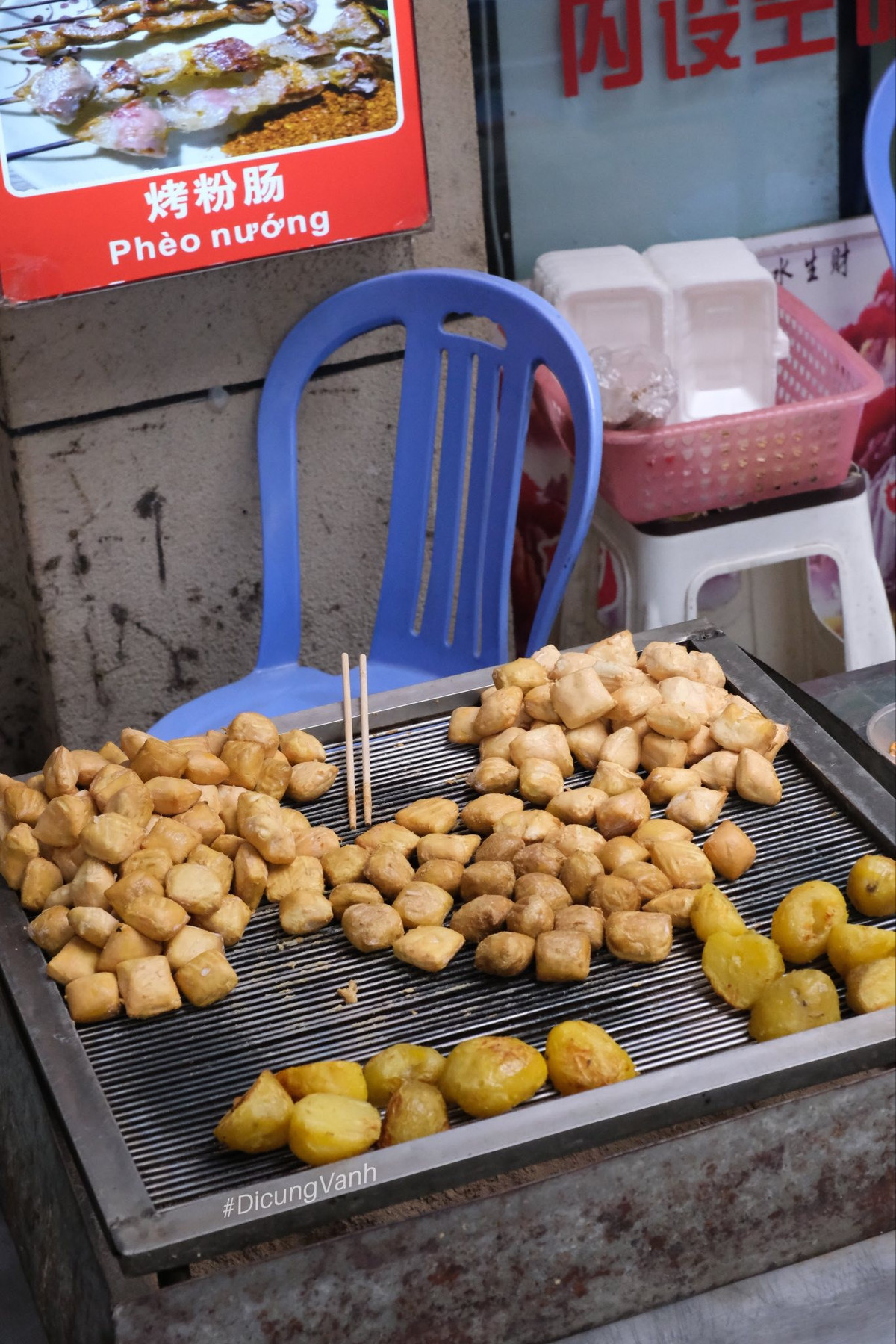 Vào mùa dâu tây, các quầy hoa quả ven đường bày bán dâu tươi với giá rẻ, trái to, ngọt, du khách có thể tự tay lựa chọn từng quả theo sở thích.