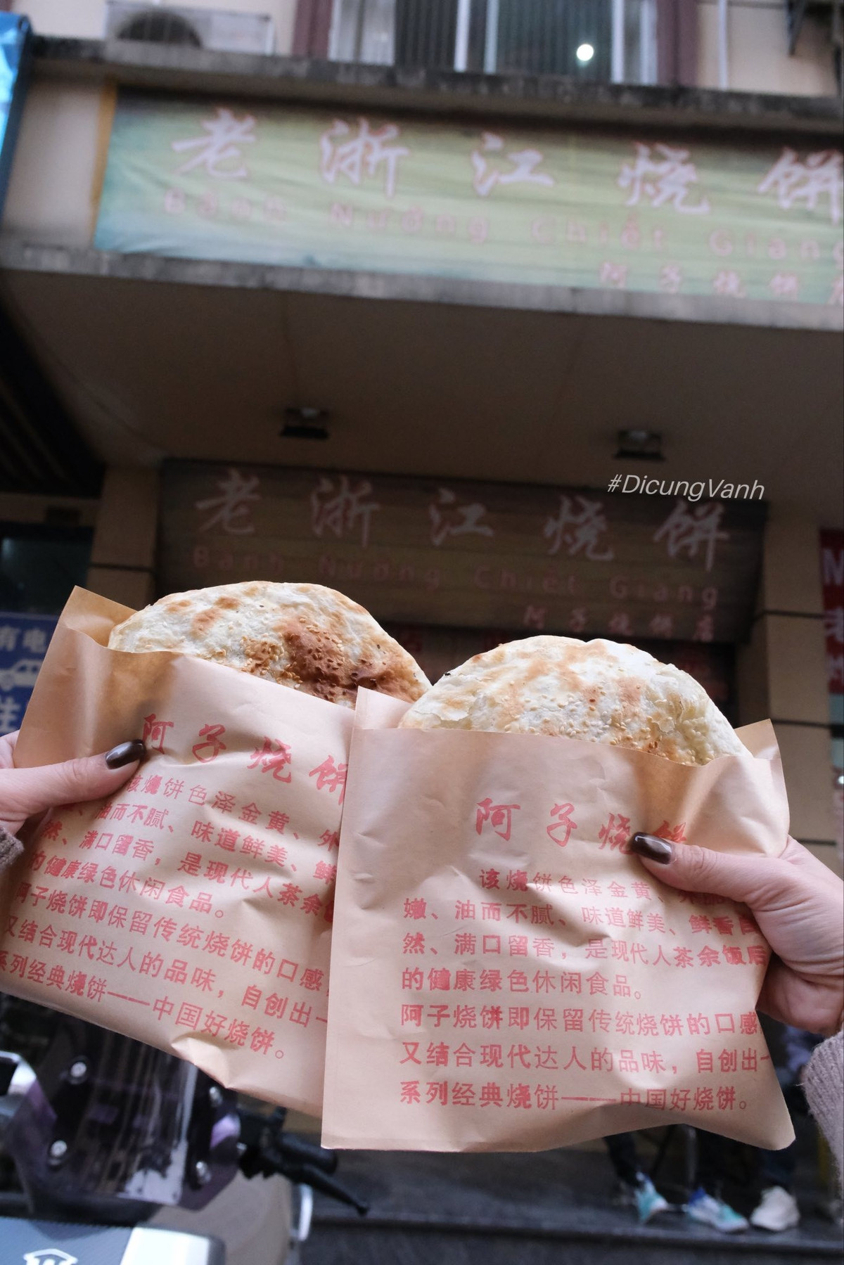 Bên cạnh ăn uống, Hà Khẩu còn có nhiều điểm check-in được giới trẻ yêu thích như con dốc Hàn Quốc, ga Hà Khẩu hay các tuyến phố trung tâm sầm uất.