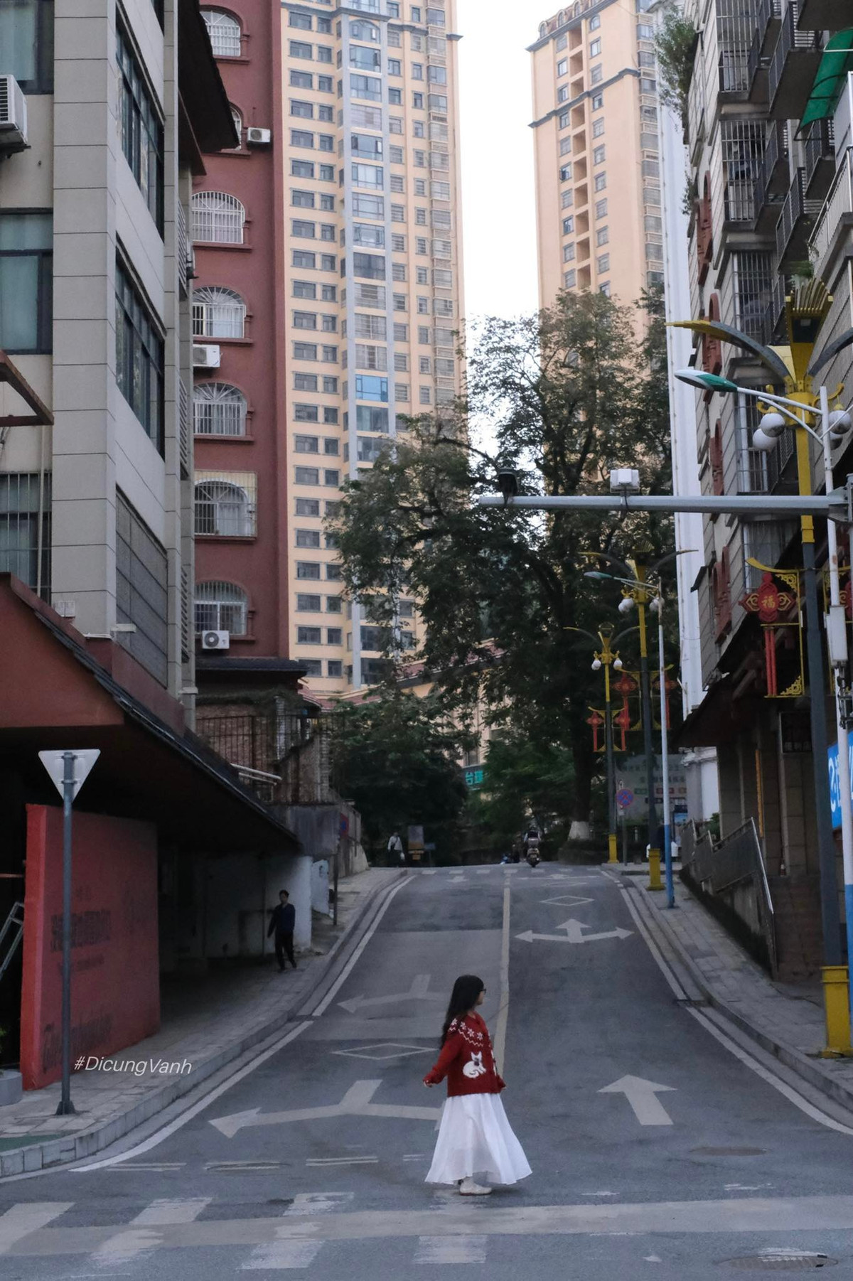 Để sang Hà Khẩu, du khách cần chuẩn bị sổ thông hành, thời gian làm trước khoảng 2–3 ngày, không tính thứ 7 và Chủ nhật. Người lớn cần ảnh chụp hai mặt căn cước công dân kèm ảnh 4x6 rõ mặt, không đeo kính, tóc gọn gàng. Trẻ em đi cùng cần bản sao công chứng giấy khai sinh và ảnh chụp rõ mặt; hiện nay còn phải bổ sung giấy xác nhận cư trú hoặc tạm trú do công an phường, xã cấp. Theo quy định hiện hành, du khách cần có hướng dẫn viên đón – dẫn tại hai đầu cửa khẩu để hỗ trợ làm thủ tục nhập – xuất cảnh, chi phí tính theo đoàn.