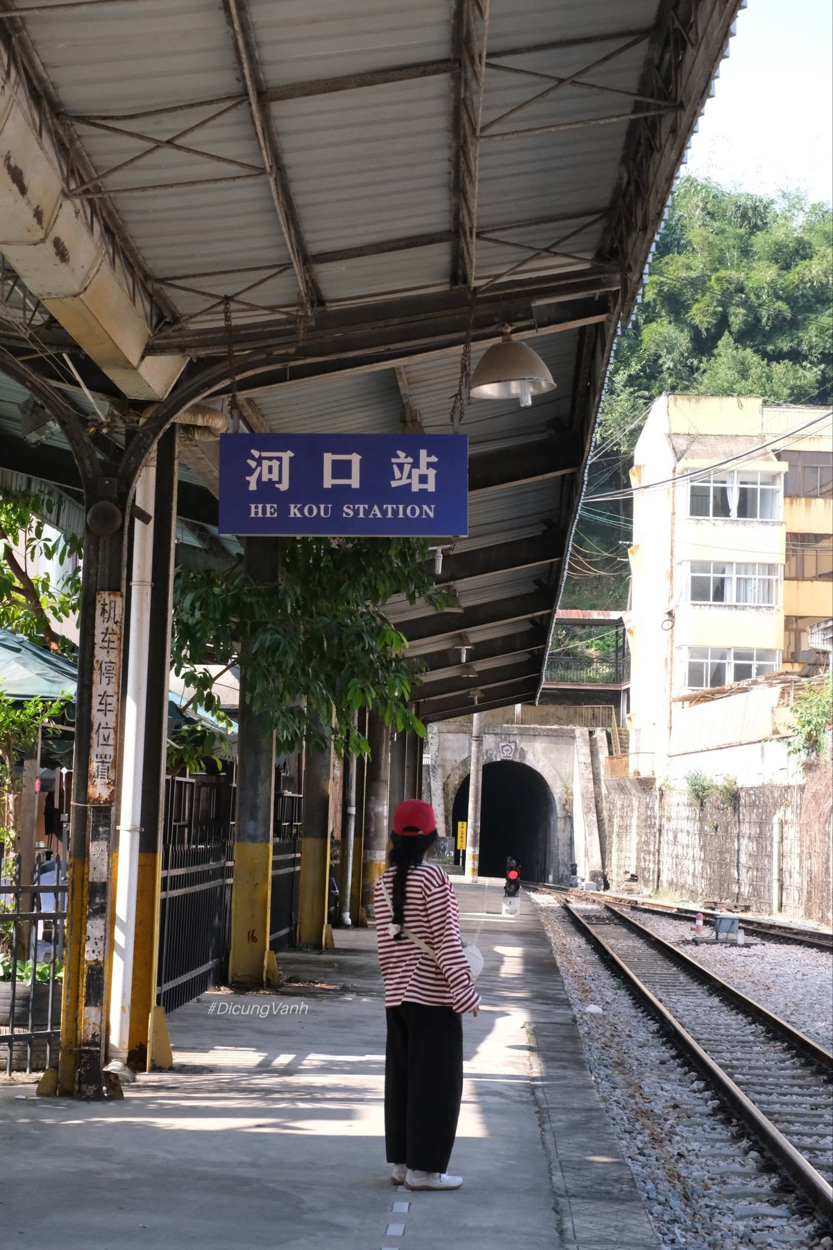 Từ Hà Nội, nhiều du khách lựa chọn xe giường nằm đi Lào Cai, trong đó có các tuyến đón – trả khách ngay tại cửa khẩu, giúp tiết kiệm thời gian và công sức di chuyển. Khi sang Hà Khẩu, việc đổi tiền khá thuận tiện với tỷ giá phổ biến khoảng 1 tệ đổi 3.950 đồng. Ngoài tiền mặt, nhiều cửa hàng, quán ăn tại đây còn chấp nhận thanh toán qua Alipay, phù hợp với những ai không muốn mang theo quá nhiều tiền mặt.