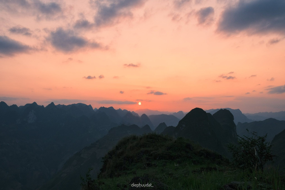 Từng làn khói bếp mỏng manh bay lên từ các bản làng người Mông, Dao, Tày... Tiếng mõ trâu về chuồng, tiếng trẻ gọi nhau í ới, tiếng bước chân lạo xạo trên con đường mòn, tất cả hòa quyện vào ánh nắng cuối ngày, tạo nên không gian yên bình đến nao lòng. Ảnh Diệp Hữu Đạt