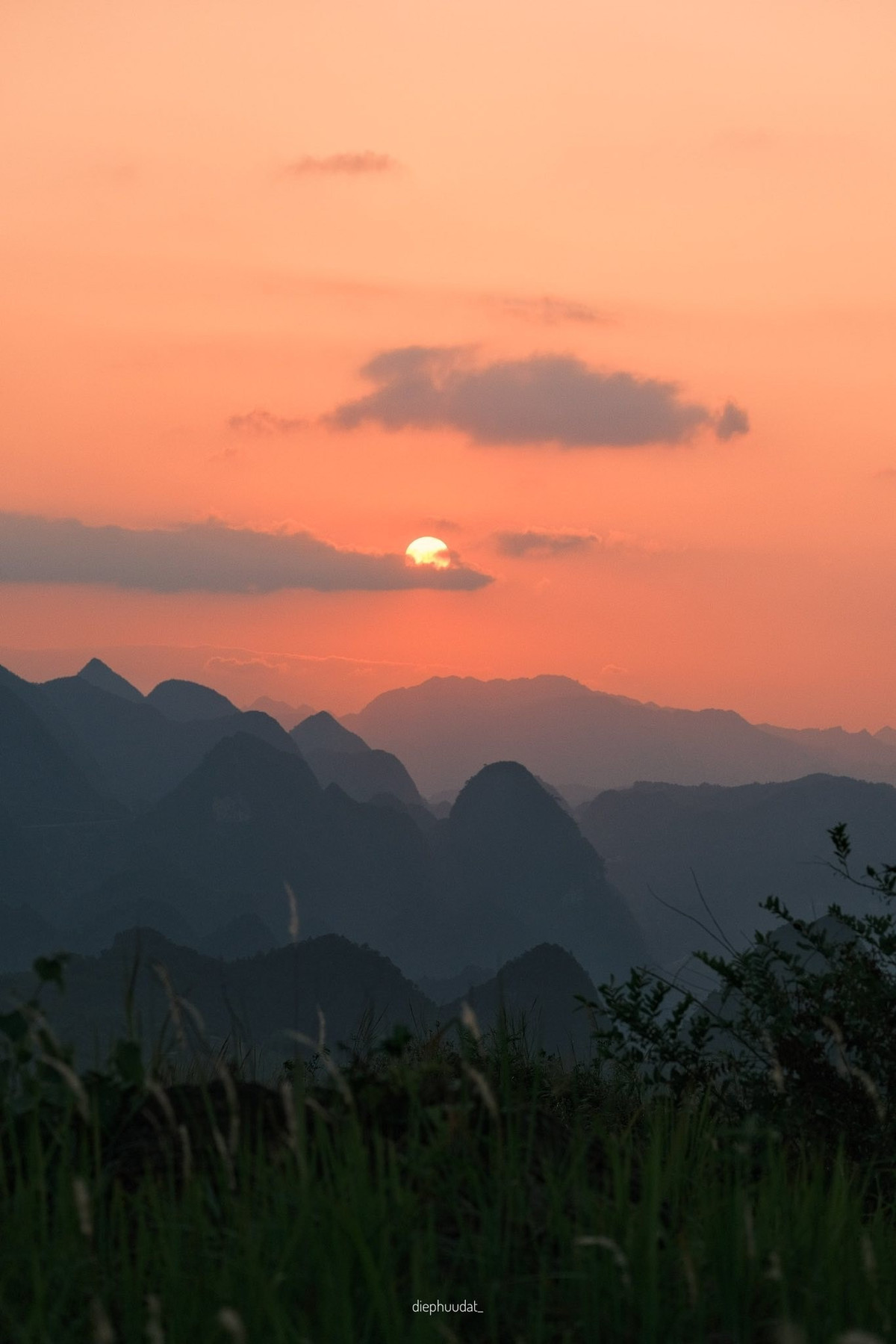 Khi mặt trời dần khuất sau những rặng núi, Mèo Vạc như khoác lên mình một tấm áo mới. Ánh sáng vàng cam từ từ lan tỏa, phủ nhẹ lên từng phiến đá, sườn núi, mái nhà trình tường, tạo nên sự chuyển sắc đầy mê hoặc. Ảnh Diệp Hữu Đạt