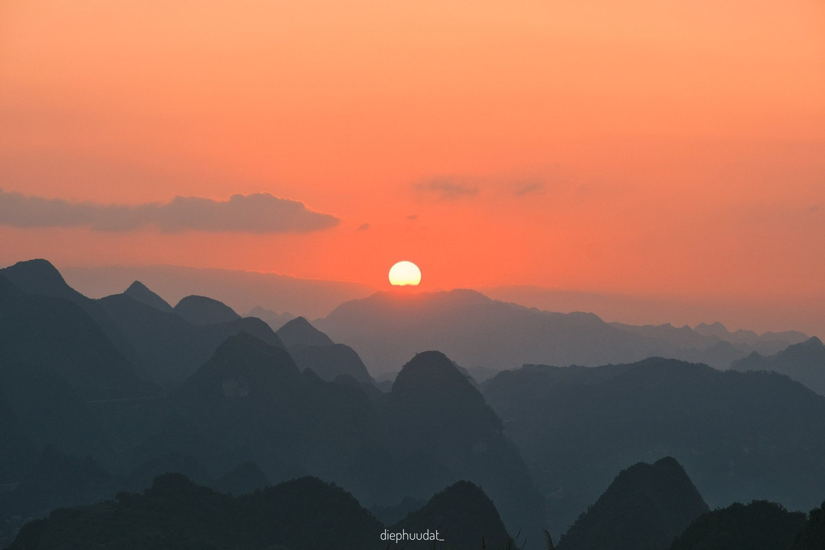 Không chỉ là nơi lý tưởng để chiêm ngưỡng thiên nhiên, hoàng hôn Mèo Vạc còn là khoảng lặng để cảm nhận nhịp sống của đồng bào nơi đây. Ảnh Diệp Hữu Đạt