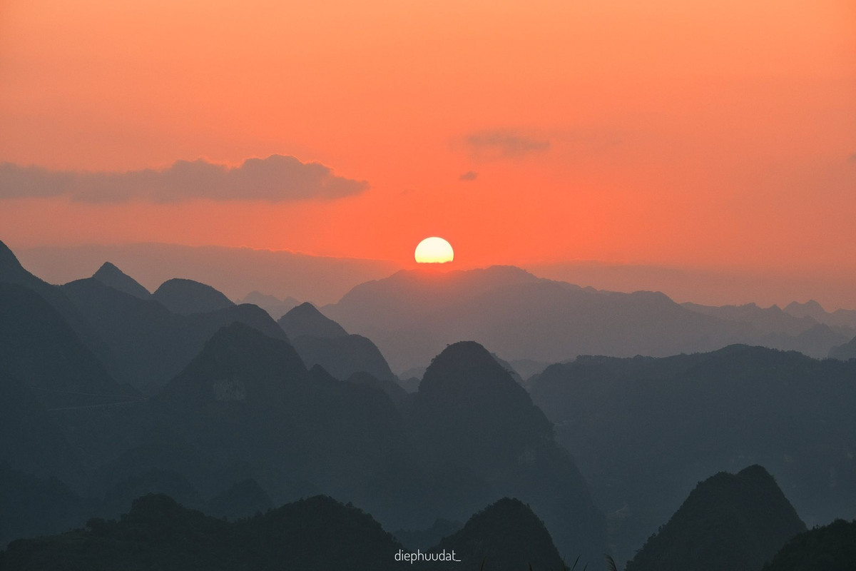 Hoàng hôn trên cao nguyên đá Mèo Vạc mang đến khoảnh khắc huyền ảo, khi ánh nắng cuối ngày nhuộm vàng những dãy núi đá tai mèo trùng điệp, tạo nên một bức tranh thiên nhiên vừa hùng vĩ, vừa thơ mộng. Đây là thời khắc khiến không ít du khách lặng người trước vẻ đẹp dịu dàng hiếm có giữa miền sơn cước Hà Giang. Ảnh Diệp Hữu Đạt