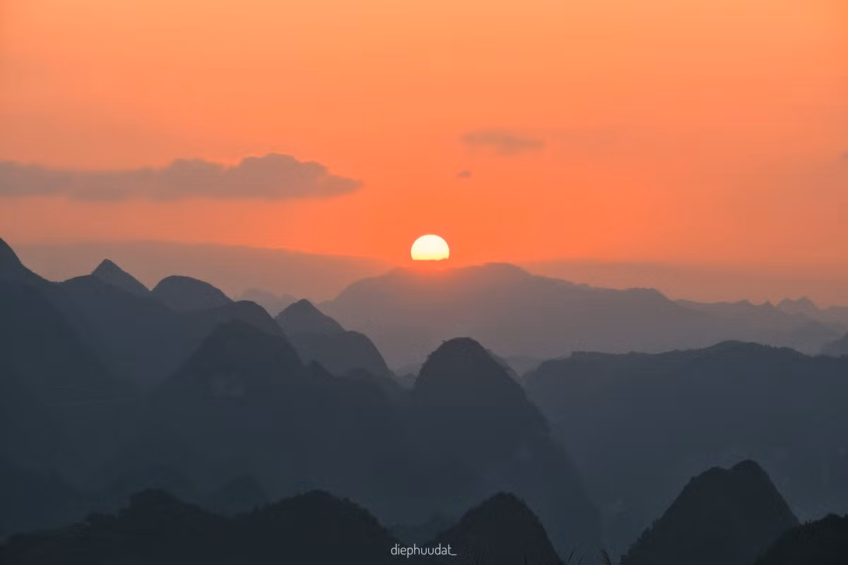 Hoàng hôn trên cao nguyên đá Mèo Vạc mang đến khoảnh khắc huyền ảo, khi ánh nắng cuối ngày nhuộm vàng những dãy núi đá tai mèo trùng điệp, tạo nên một bức tranh thiên nhiên vừa hùng vĩ, vừa thơ mộng. Đây là thời khắc khiến không ít du khách lặng người trước vẻ đẹp dịu dàng hiếm có giữa miền sơn cước Hà Giang. Ảnh Diệp Hữu Đạt