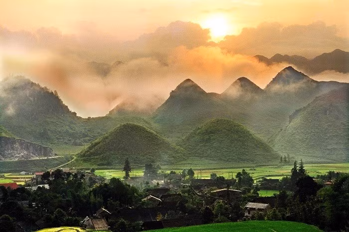 Hành trình đến với Mèo Vạc tuy không dễ dàng, nhưng cảm xúc mà nơi này mang lại thì không đâu có được. Từ Hà Giang, men theo con đường Hạnh Phúc – con đường huyền thoại được mở bằng sức người và máu xương – du khách sẽ đến với Mèo Vạc, nơi mỗi buổi chiều là một lần thiên nhiên biểu diễn vũ khúc ánh sáng diệu kỳ. Ảnh dulichhagiang