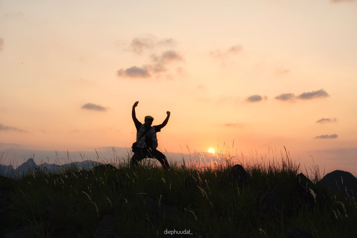 Với những ai đam mê nhiếp ảnh, Mèo Vạc lúc hoàng hôn là một “studio” tự nhiên hoàn hảo. Những khung hình bắt được vào thời điểm này luôn có chiều sâu, ánh sáng vừa phải, sắc màu tự nhiên và đầy cảm xúc. Nhiều nhiếp ảnh gia chọn trở lại đây nhiều lần chỉ để đón chờ khoảnh khắc mặt trời lặn phía sau tầng tầng lớp lớp núi đá. Ảnh Diệp Hữu Đạt