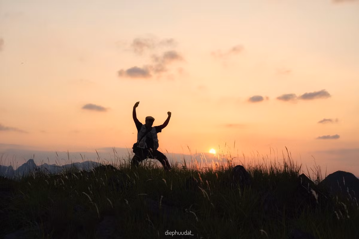 Với những ai đam mê nhiếp ảnh, Mèo Vạc lúc hoàng hôn là một “studio” tự nhiên hoàn hảo. Những khung hình bắt được vào thời điểm này luôn có chiều sâu, ánh sáng vừa phải, sắc màu tự nhiên và đầy cảm xúc. Nhiều nhiếp ảnh gia chọn trở lại đây nhiều lần chỉ để đón chờ khoảnh khắc mặt trời lặn phía sau tầng tầng lớp lớp núi đá. Ảnh Diệp Hữu Đạt