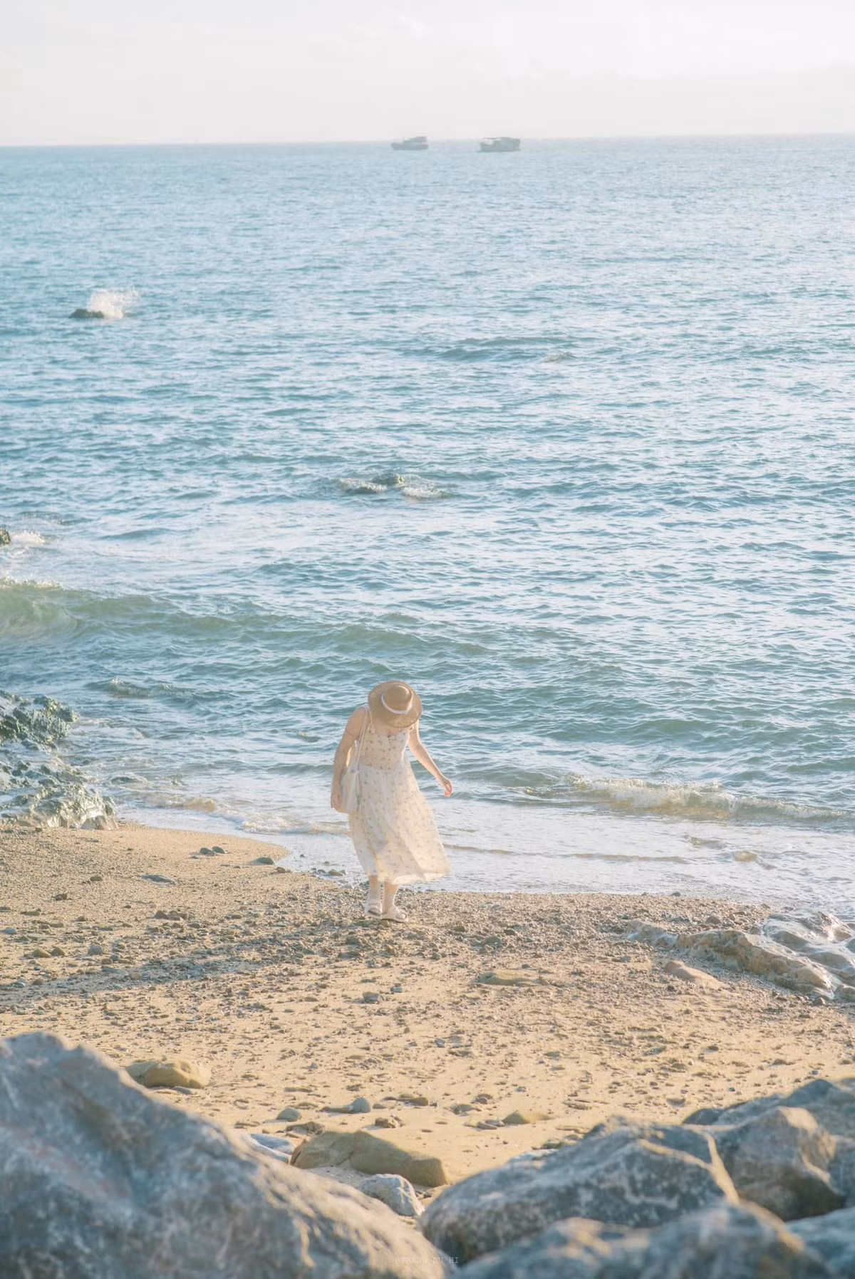 Các địa điểm nổi bật trên đảo gồm Bãi Ba Châu, với cát trắng và nước biển trong xanh, lý tưởng để tắm biển; Bãi Hải Quân, nổi bật với tảng đá lớn, lý tưởng cho chụp ảnh sống ảo; và Rừng nguyên sinh Thanh Lân, nơi du khách có thể khám phá hệ sinh thái đa dạng và ngắm toàn cảnh đảo từ trên cao. Ảnh Trang Phạm