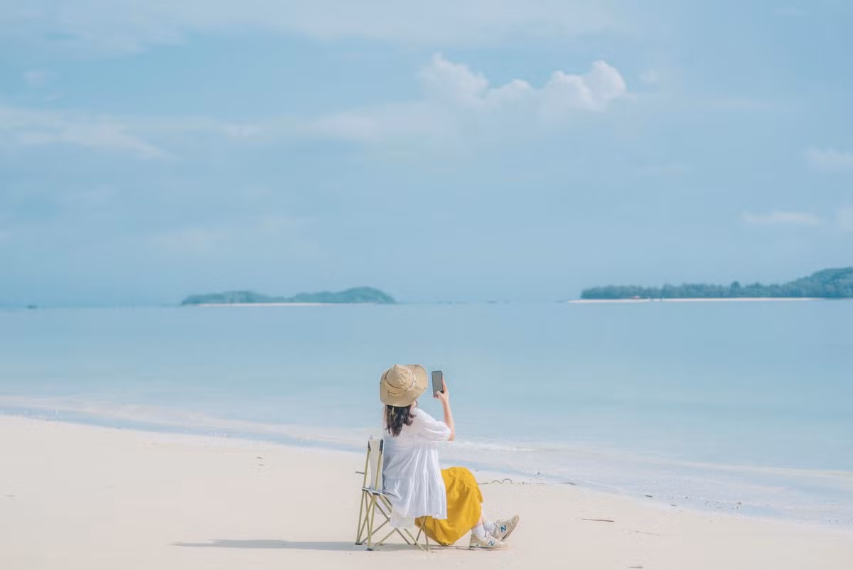 Thời gian lý tưởng để khám phá Thanh Lân là từ tháng 5 đến tháng 8, khi thời tiết đẹp và biển êm. Nếu du khách muốn tránh đông đúc, có thể lựa chọn tháng 9 hoặc 10, khi không khí vẫn trong lành mà du khách ít hơn. Ảnh Trang Phạm