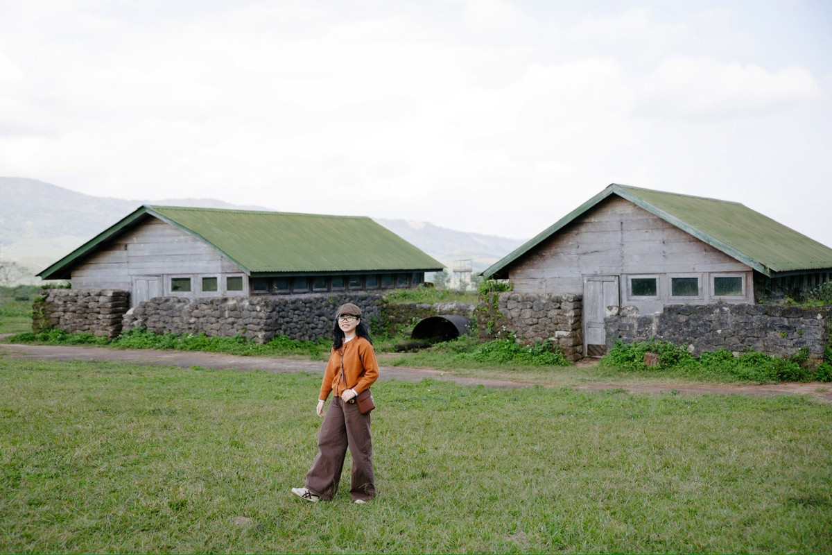 Sang ngày thứ hai, hành trình mở rộng về phía núi rừng Trường Sơn với những điểm đến gắn liền giữa cảnh quan và lịch sử. Rừng phong hương, đồi cỏ Húc, cánh đồng điện gió, sân bay Tà Cơn và đỉnh Cu Vơ nối tiếp nhau trên những cung đường dài, đưa du khách đi qua nhiều lớp không gian khác nhau. Rừng phong hương trở thành điểm nhấn đặc biệt vào những tháng cuối năm, khi sắc lá chuyển màu tạo nên bức tranh thiên nhiên hiếm gặp ở miền Trung.