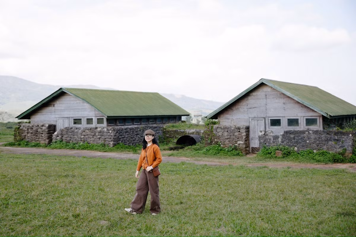 Sang ngày thứ hai, hành trình mở rộng về phía núi rừng Trường Sơn với những điểm đến gắn liền giữa cảnh quan và lịch sử. Rừng phong hương, đồi cỏ Húc, cánh đồng điện gió, sân bay Tà Cơn và đỉnh Cu Vơ nối tiếp nhau trên những cung đường dài, đưa du khách đi qua nhiều lớp không gian khác nhau. Rừng phong hương trở thành điểm nhấn đặc biệt vào những tháng cuối năm, khi sắc lá chuyển màu tạo nên bức tranh thiên nhiên hiếm gặp ở miền Trung.
