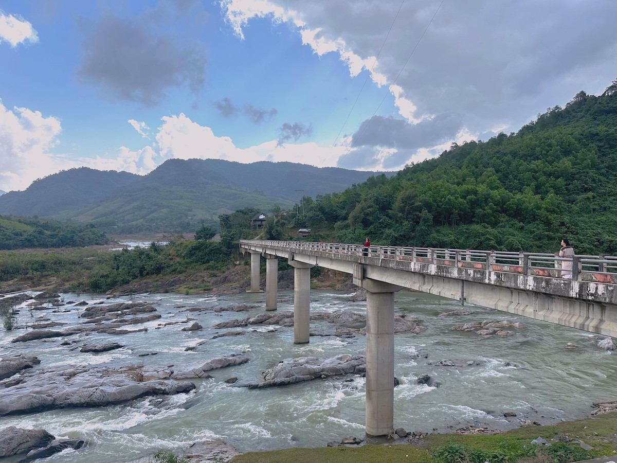 Các câu chuyện về những trận đánh ác liệt từng diễn ra nơi đây giúp người nghe cảm nhận rõ hơn sự hy sinh và ý chí kiên cường của các thế hệ đi trước. Khi chiều xuống, thị trấn vùng cao trở lại nhịp sống yên bình với những bữa ăn mang đậm hương vị miền Trung và các món ăn Lào phổ biến ở khu vực biên giới, phản ánh sự giao thoa văn hóa đặc trưng của Quảng Trị.