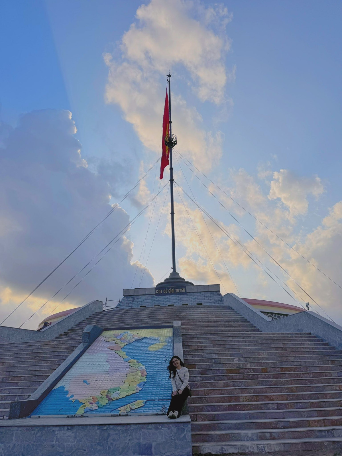 Ngày cuối cùng, hành trình rời miền núi để trở về đồng bằng, băng qua những cung đường từng thuộc tuyến đường Hồ Chí Minh huyền thoại. Cầu Rào Quán – nơi hợp lưu của sông Thạch Hãn – mở ra bức tranh sông núi hài hòa, vừa hùng vĩ vừa hiền hòa. Những con đường từng in dấu chân người lính năm xưa nay trở thành mạch giao thông nối liền các vùng, mang theo nhịp sống mới. Trọng tâm cảm xúc của hành trình dồn lại tại Thành cổ Quảng Trị, Nghĩa trang liệt sĩ Trường Sơn và cầu Hiền Lương.