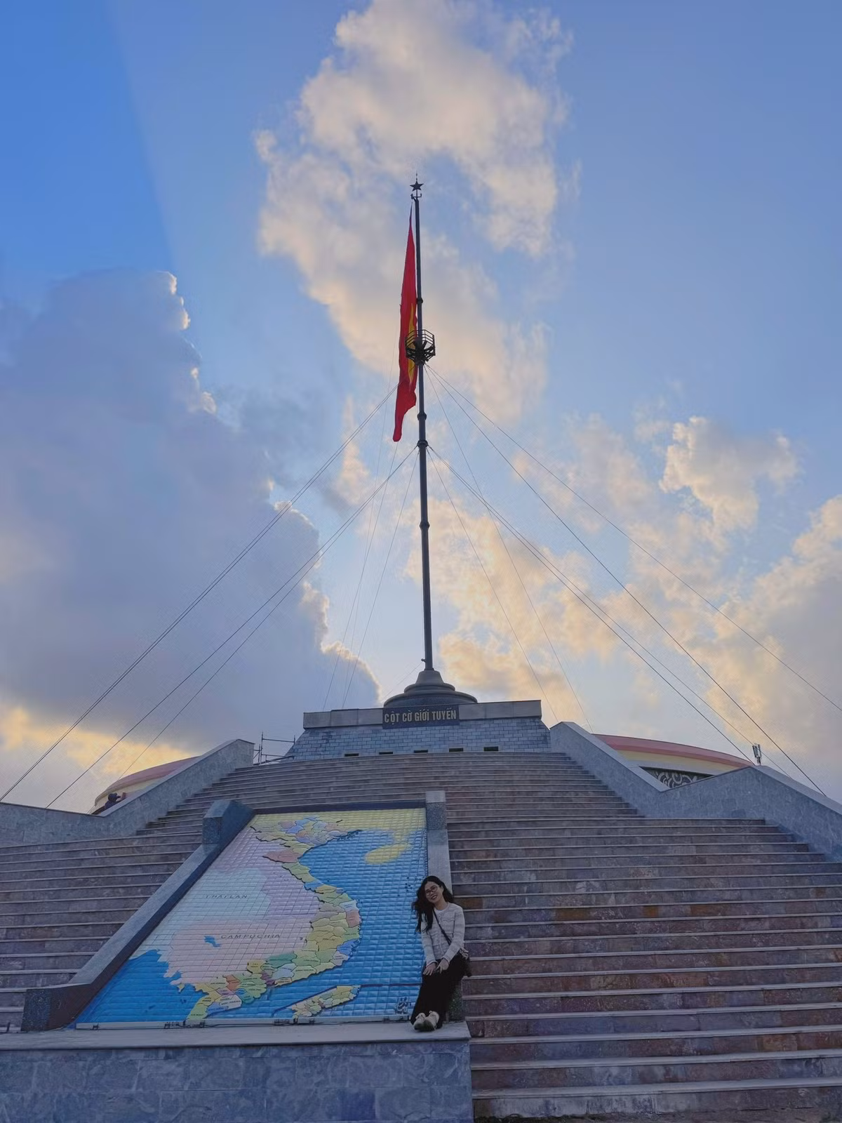 Ngày cuối cùng, hành trình rời miền núi để trở về đồng bằng, băng qua những cung đường từng thuộc tuyến đường Hồ Chí Minh huyền thoại. Cầu Rào Quán – nơi hợp lưu của sông Thạch Hãn – mở ra bức tranh sông núi hài hòa, vừa hùng vĩ vừa hiền hòa. Những con đường từng in dấu chân người lính năm xưa nay trở thành mạch giao thông nối liền các vùng, mang theo nhịp sống mới. Trọng tâm cảm xúc của hành trình dồn lại tại Thành cổ Quảng Trị, Nghĩa trang liệt sĩ Trường Sơn và cầu Hiền Lương.