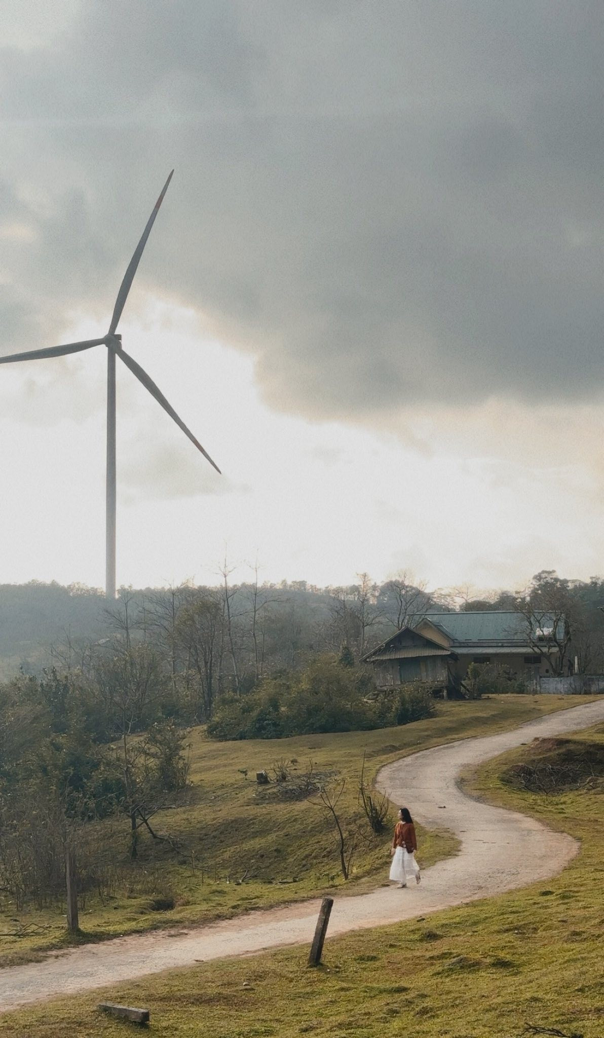 Ngày đầu tiên, hành trình bắt đầu tại thị trấn Khe Sanh – cửa ngõ phía Tây của tỉnh, nơi từng được nhắc đến như một “chảo lửa” trong chiến tranh. Từ trên những cung đường uốn lượn giữa núi rừng, Khe Sanh hôm nay hiện lên bình yên, xanh mát, mang dáng dấp của một thị trấn vùng cao đang hồi sinh. Từ đây, tuyến đường nối đến cửa khẩu quốc tế Lao Bảo mở ra không gian của miền biên viễn, nơi nhịp sống giao thương đan xen với sinh hoạt đời thường của cư dân địa phương.
