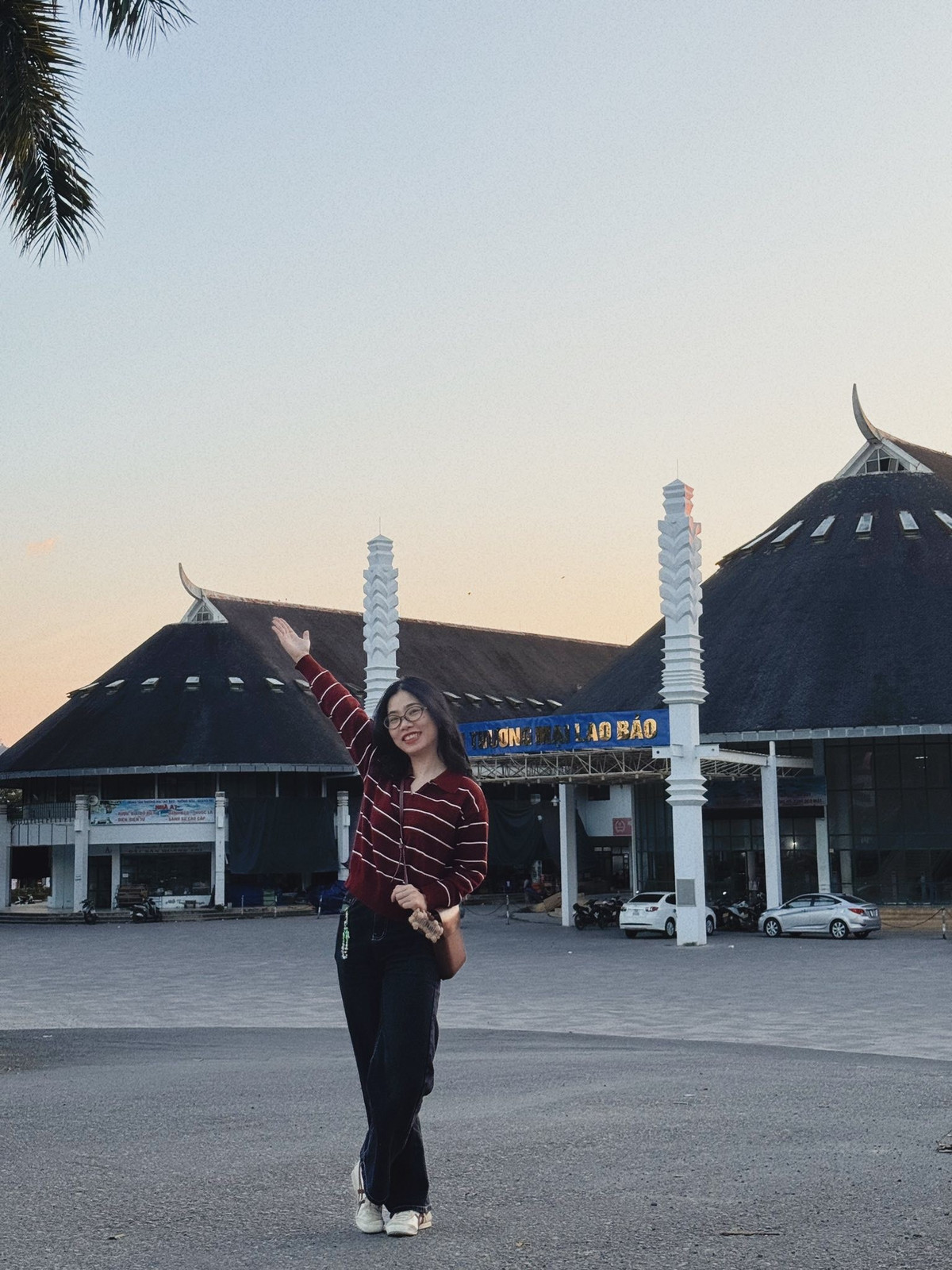 Chợ Lao Bảo nhộn nhịp với hàng hóa đa dạng, phản ánh sự giao thoa văn hóa vùng biên. Những sản vật quen thuộc như chuối tiêu – loại nông sản nổi tiếng của Quảng Trị – phần nào cho thấy sức sống bền bỉ của vùng đất từng chịu nhiều khắc nghiệt. Buổi tối khép lại trong không gian yên tĩnh của vùng đồi cà phê ven rừng phong hương, nơi thiên nhiên bao bọc, khí trời se lạnh và nhịp sống chậm rãi mang lại cảm giác thư thái hiếm có.