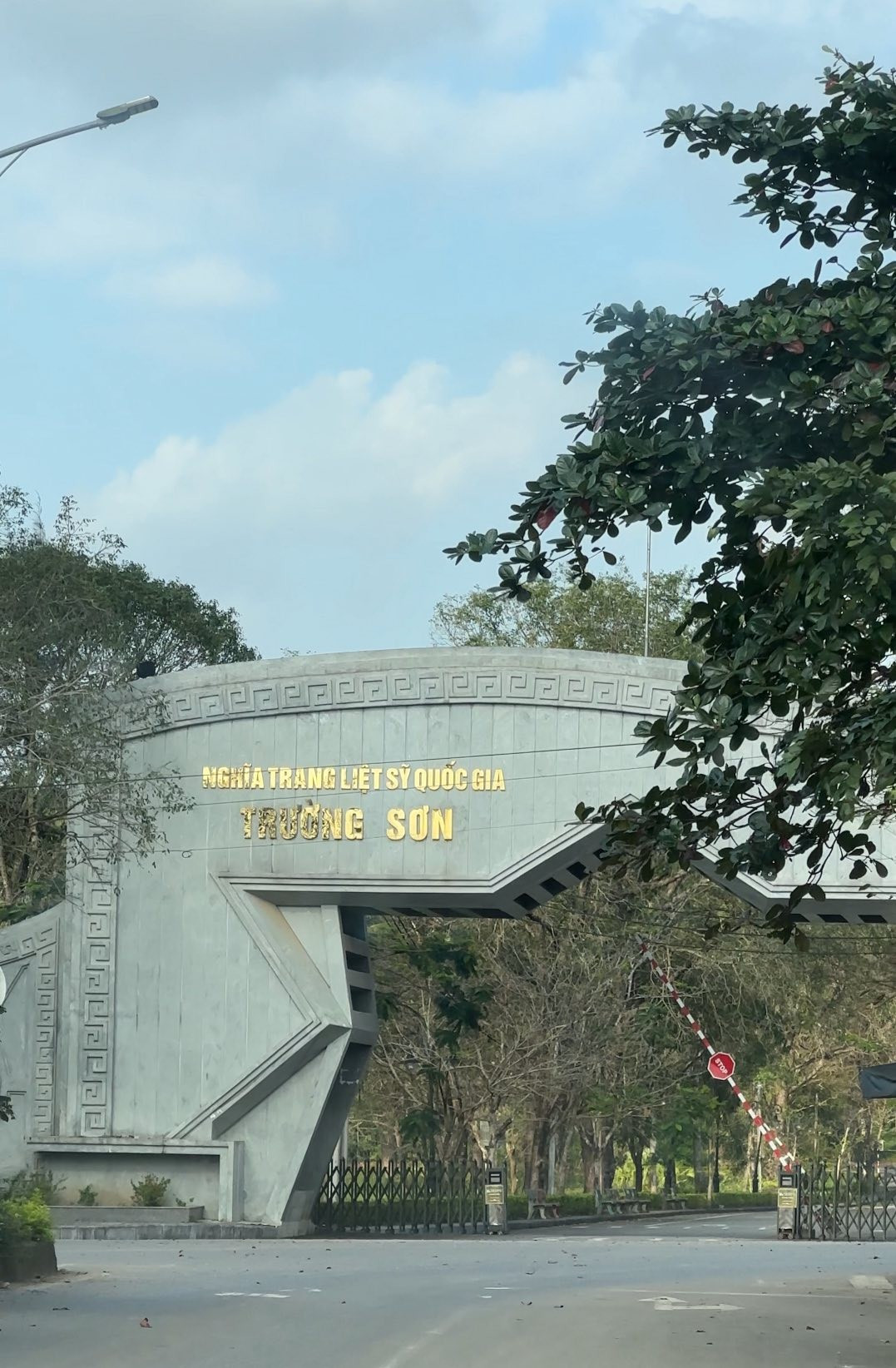 Nghĩa trang liệt sĩ Trường Sơn với hàng vạn phần mộ trắng trải dài giữa rừng thông xanh tạo nên không gian trang nghiêm, nhắc nhở thế hệ hôm nay về cái giá của độc lập, tự do.