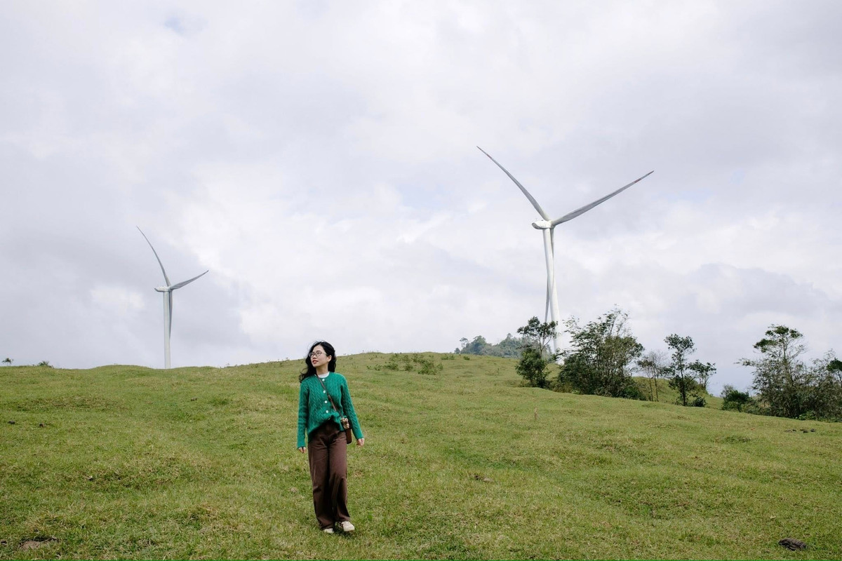 Xen giữa vẻ đẹp ấy là sân bay Tà Cơn – một di tích lịch sử quan trọng của chiến trường Khe Sanh. Những đường băng cũ, thảm cỏ rộng và dấu tích chiến tranh còn lại giữa không gian khoáng đạt tạo nên cảm giác trầm mặc, khiến lịch sử không còn xa vời mà hiện diện ngay trong cảnh vật.