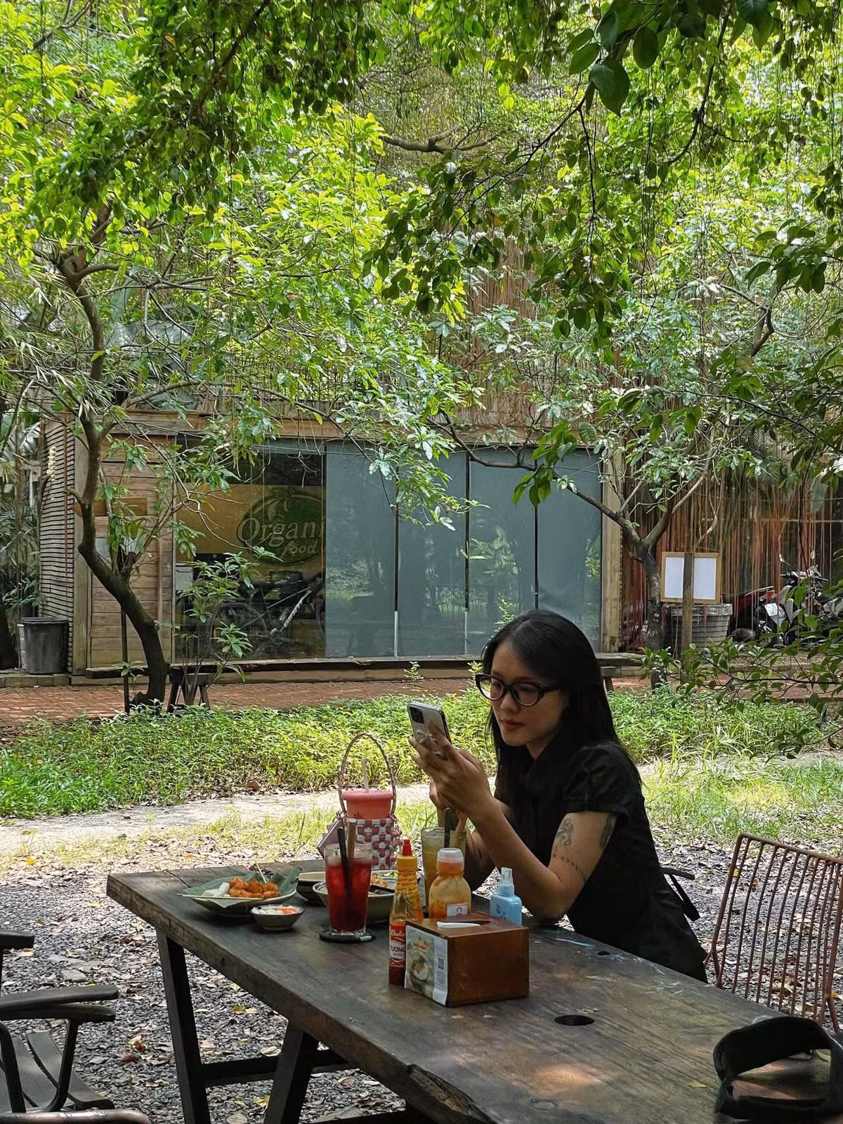 Thực đơn còn có bánh giò, tào phớ, nem chua rán, chè và các loại nước giải khát như mơ, sấu tất cả đều mang hương vị Bắc chuẩn mực. Ảnh memngon