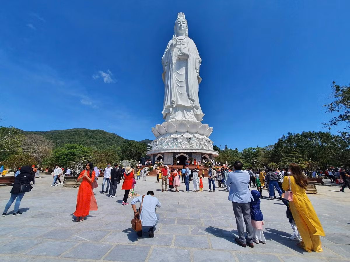 Đến đây đầu năm, du khách không chỉ cầu nguyện mà còn được tận hưởng không khí trong lành, lắng nghe tiếng sóng biển dịu êm, tìm lại sự cân bằng trong tâm hồn. Lễ vía Đức Bồ Tát Quan Thế Âm vào tháng hai âm lịch hằng năm là điểm nhấn tâm linh lớn của chùa. Ảnh MIA