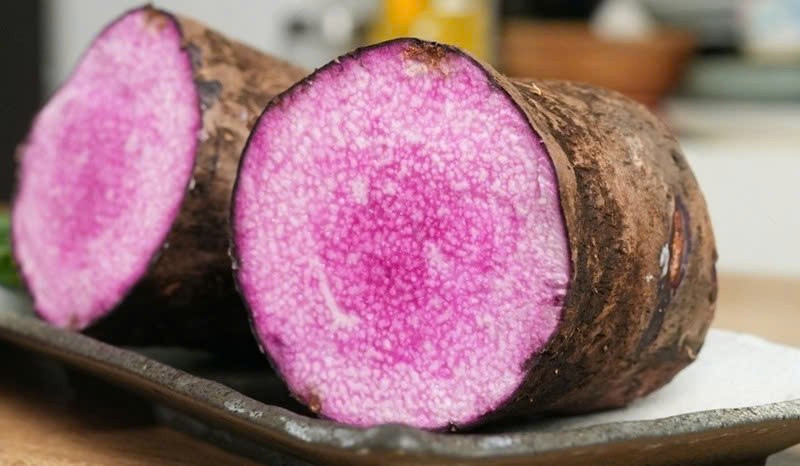 Khoai mỡ không chỉ là nguyên liệu quen thuộc trong bữa cơm quê mà còn được xem là thực phẩm có lợi cho sức khỏe. Nhờ hàm lượng chất xơ, vitamin C, kali, mangan và đồng đáng kể, loại củ này hỗ trợ tim mạch, xương khớp, hệ miễn dịch và chất lượng máu. Vitamin C giúp tăng đề kháng, trong khi đồng tham gia sản xuất hồng cầu và hấp thụ sắt, góp phần phòng ngừa thiếu máu.