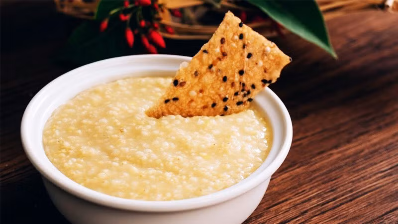 Một ưu điểm khác của hạt kê là dễ chế biến. Từ cháo kê với đậu xanh, bột kê cho trẻ ăn dặm, đến salad, sữa kê hay các món bánh thực dưỡng, loại ngũ cốc này có thể biến tấu linh hoạt trong bữa ăn hằng ngày. Tuy nhiên, chuyên gia khuyến cáo người dùng nên tiêu thụ với tần suất vừa phải, khoảng 2–3 lần mỗi tuần, để cân bằng dinh dưỡng và tránh nạp quá nhiều tinh bột. Ảnh minh họa