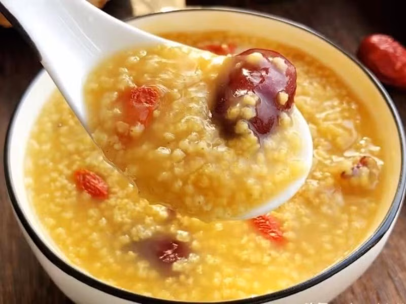 Trong số các lợi ích được quan tâm nhiều nhất, khả năng hỗ trợ xương khớp của hạt kê được đánh giá cao. Lượng canxi dồi dào trong hạt giúp củng cố hệ xương, phù hợp cho trẻ em đang phát triển và người lớn tuổi có biểu hiện loãng xương hoặc đau nhức xương khớp. Ảnh minh họa