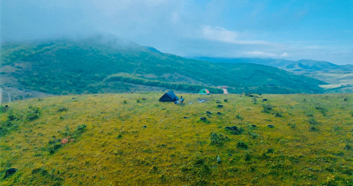 Đường đến đây chủ yếu là đồi đất đỏ bazan và rừng thông, rừng cao su xen kẽ, phù hợp với những ai yêu trekking nhẹ hoặc đi xe máy phượt. Càng lên cao, không khí càng trong lành, se lạnh và gió mang theo hương cỏ cây mát rượi. Ảnh Helena Nguyễn