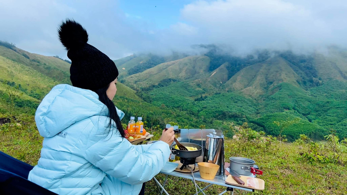 Điểm nổi bật nhất ở Ma Thiên là biển mây bồng bềnh xuất hiện vào sáng sớm. Đứng từ đỉnh núi nhìn xuống, bạn sẽ thấy lớp mây trắng trôi là là ngang tầm mắt, phủ kín các triền đồi như tấm lụa mềm. Ảnh Helena Nguyễn