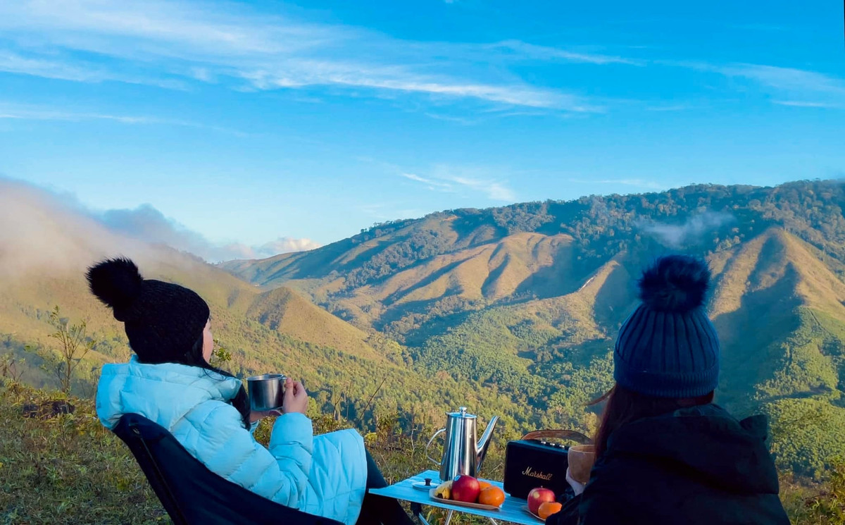 Xa xa là những thửa rẫy cà phê bậc thang, những nếp nhà sàn ẩn hiện dưới lớp sương mù – tất cả tạo nên khung cảnh nên thơ không kém các vùng núi phía Bắc. Ảnh Helena Nguyễn