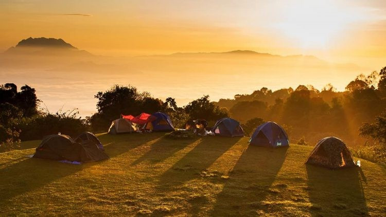 Vào buổi chiều, khi ánh nắng cuối ngày nhuộm vàng các triền cỏ, khung cảnh trở nên ấm áp và yên bình. Buổi tối, bầu trời đầy sao hiện ra rõ nét – hiếm có ở những nơi đô thị. Dưới ánh lửa trại, những cuộc trò chuyện rôm rả bên ấm trà hoặc vài món nướng đơn giản cũng đủ mang lại cảm giác gần gũi và thư giãn. Ảnh daklak.me