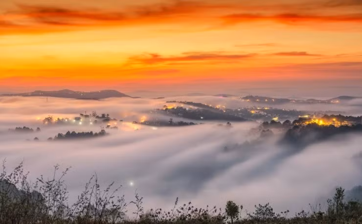 Để không bỏ lỡ khoảnh khắc đẹp nhất, du khách nên xuất phát thật sớm, chuẩn bị chân máy và ống kính rộng. Thời điểm mùa khô thường cho hiệu ứng ánh sáng tốt hơn, đồng thời sáng sớm Đà Lạt khá se lạnh, vì vậy áo khoác mỏng là cần thiết. Mang theo nước uống và đồ ăn nhẹ cũng giúp du khách tận hưởng trọn vẹn hành trình mà không bị gián đoạn. Ảnh Trần Quang Anh