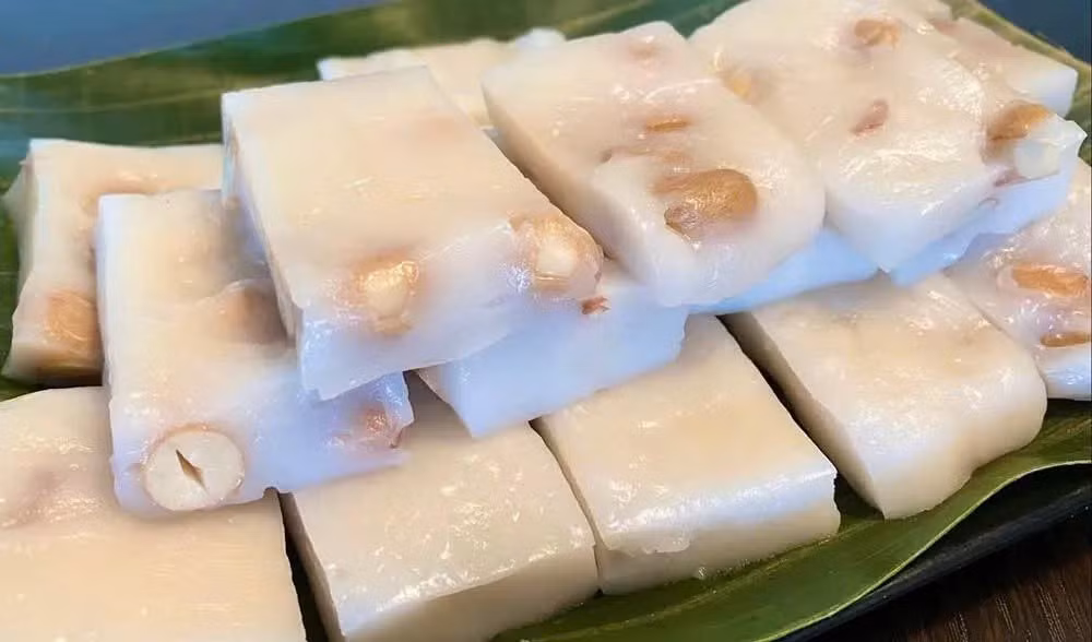 Việc tiêu thụ bánh đúc có trộn hàn the tiềm ẩn nhiều rủi ro, đặc biệt nguy hiểm với trẻ nhỏ, người cao tuổi và những người có bệnh nền. Ảnh minh họa