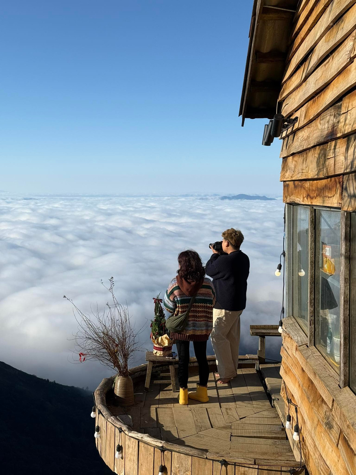 Thời điểm lý tưởng nhất để đến Tà Xùa săn mây, ngắm hoa đào thường rơi vào khoảng từ tháng 11 đến hết tháng 2. Khi đó, thời tiết khô ráo, đêm và sáng sớm lạnh, thuận lợi cho việc hình thành mây. Tuy nhiên, du khách cần theo dõi dự báo thời tiết để chọn ngày trời quang, ít gió, bởi mây ở Tà Xùa phụ thuộc khá nhiều vào điều kiện khí hậu. Ảnh Taxuahills