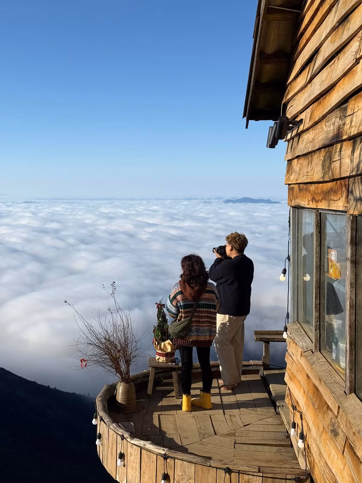 Thời điểm lý tưởng nhất để đến Tà Xùa săn mây, ngắm hoa đào thường rơi vào khoảng từ tháng 11 đến hết tháng 2. Khi đó, thời tiết khô ráo, đêm và sáng sớm lạnh, thuận lợi cho việc hình thành mây. Tuy nhiên, du khách cần theo dõi dự báo thời tiết để chọn ngày trời quang, ít gió, bởi mây ở Tà Xùa phụ thuộc khá nhiều vào điều kiện khí hậu. Ảnh Taxuahills