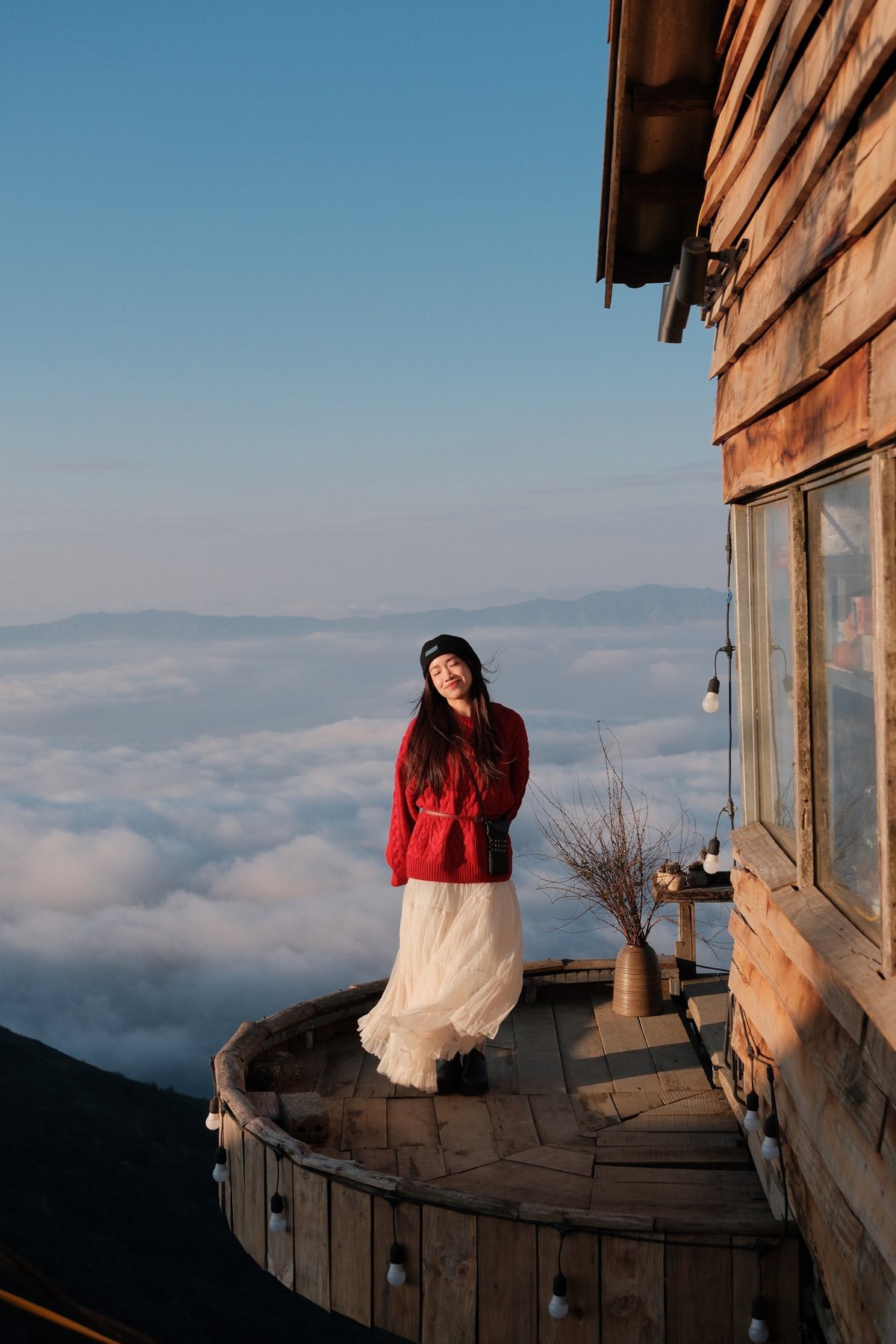 Giữa biển mây bồng bềnh và sắc đào hồng phai, Tà Xùa mang đến cho du khách cảm giác thư thái, tách biệt khỏi nhịp sống hối hả, trở thành điểm hẹn lý tưởng cho những ai muốn tìm về với thiên nhiên Tây Bắc. Ảnh Diệp Hữu Đạt