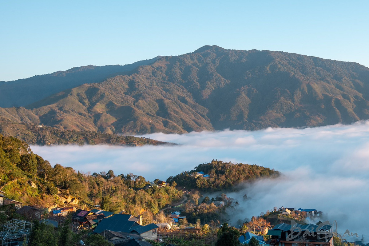 Tà Xùa nổi tiếng với hiện tượng “biển mây” xuất hiện dày và đẹp nhất từ khoảng tháng 11 đến tháng 3 năm sau. Vào những buổi sáng sớm, khi nhiệt độ xuống thấp, mây từ các thung lũng dâng lên, cuộn trào như sóng, ôm trọn các sườn núi và bản làng. Đứng từ các điểm cao như sống lưng khủng long, đỉnh Gió hay khu vực trung tâm xã, du khách có thể phóng tầm mắt ngắm nhìn những lớp mây trắng xóa nối tiếp nhau, phía trên là bầu trời trong xanh, phía xa là dãy núi trùng điệp. Ảnh Taxuahills