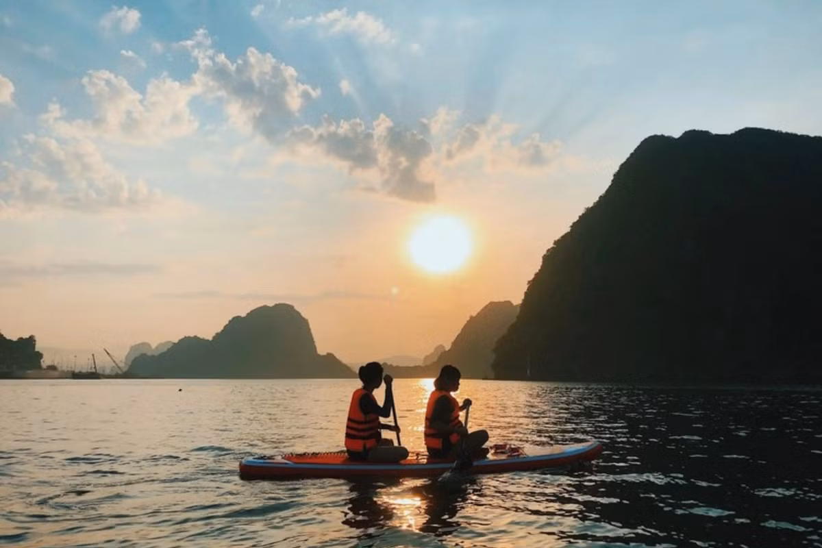 Không chỉ thu hút bằng gam màu hoàng hôn lãng mạn, Lan Hạ còn gây ấn tượng bởi hệ thống hàng trăm đảo đá vôi lớn nhỏ rải rác trên mặt biển. Những cái tên như hòn Rùa, Tai Kéo, hòn Nến, hòn Trống – Mái… vốn quen thuộc với nhiều du khách bởi hình dáng đặc biệt và sự hùng vĩ giữa biển khơi. Ảnh Checkin Việt Nam