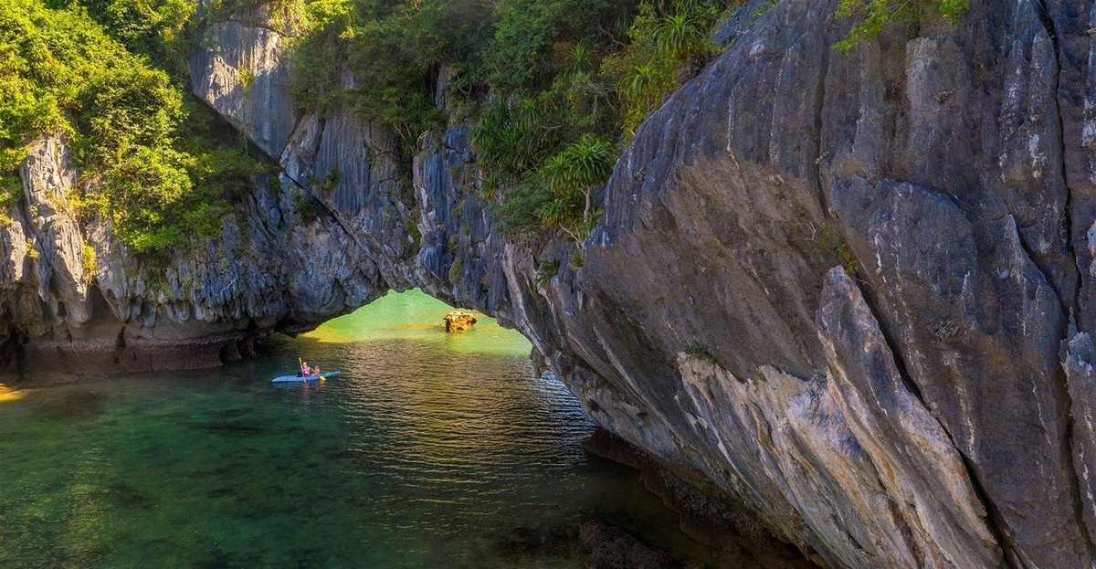 Khi nắng chiều chạm nhẹ lên mặt nước mịn như gương, bầu trời chuyển dần sang sắc vàng cam ấm áp, biển và trời như hòa làm một. Không gian yên bình ấy khiến bước chân như chậm lại, để cảm nhận trọn vẹn vẻ đẹp dịu dàng của đảo ngọc lúc cuối ngày. Ảnh Checkin Việt Nam