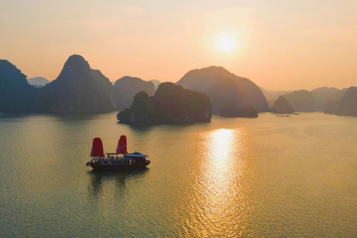 Đứng trên mạn thuyền hay bên bãi cát, du khách sẽ bắt gặp khung cảnh rực rỡ nhưng cũng rất đỗi nhẹ nhàng – một vẻ đẹp được ví như “khoảnh khắc trăm năm duyên một lần được gặp” giữa biển trời Cát Bà. Ảnh Checkin Việt Nam