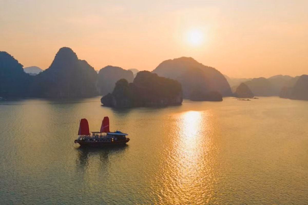 Đứng trên mạn thuyền hay bên bãi cát, du khách sẽ bắt gặp khung cảnh rực rỡ nhưng cũng rất đỗi nhẹ nhàng – một vẻ đẹp được ví như “khoảnh khắc trăm năm duyên một lần được gặp” giữa biển trời Cát Bà. Ảnh Checkin Việt Nam