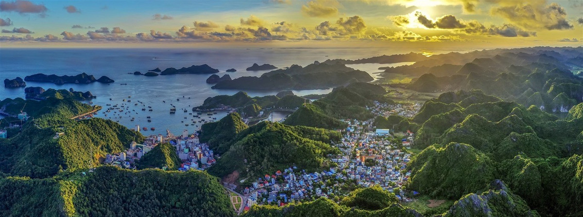 Nhắc đến Cát Bà (Hải Phòng), nhiều du khách sẽ nghĩ ngay đến những bãi biển trong xanh, những dãy núi đá vôi trùng điệp và nhịp sống biển đảo thư thái. Nhưng có một điều đặc biệt mà bất cứ ai từng đặt chân tới cũng không thể bỏ lỡ: khoảnh khắc hoàng hôn buông xuống trên vịnh Lan Hạ. Ảnh Checkin Việt Nam