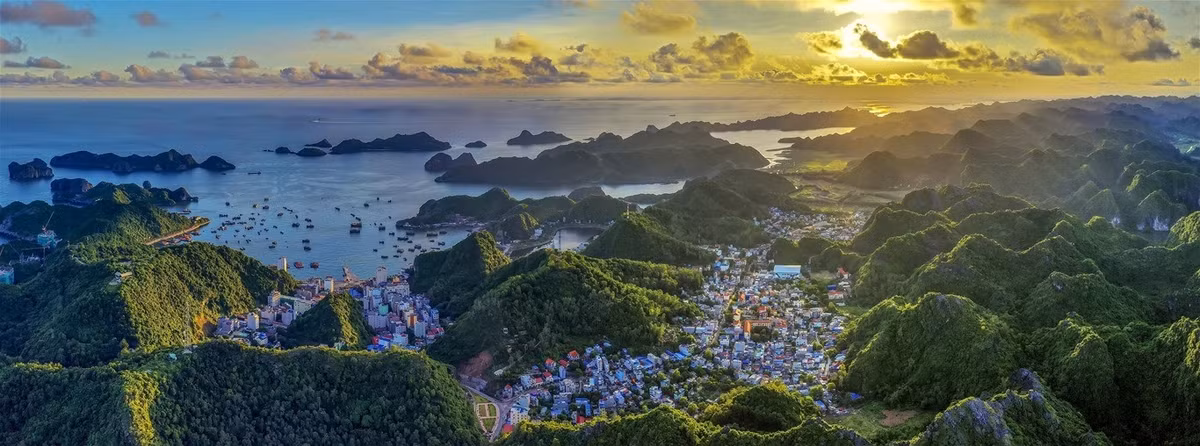 Nhắc đến Cát Bà (Hải Phòng), nhiều du khách sẽ nghĩ ngay đến những bãi biển trong xanh, những dãy núi đá vôi trùng điệp và nhịp sống biển đảo thư thái. Nhưng có một điều đặc biệt mà bất cứ ai từng đặt chân tới cũng không thể bỏ lỡ: khoảnh khắc hoàng hôn buông xuống trên vịnh Lan Hạ. Ảnh Checkin Việt Nam