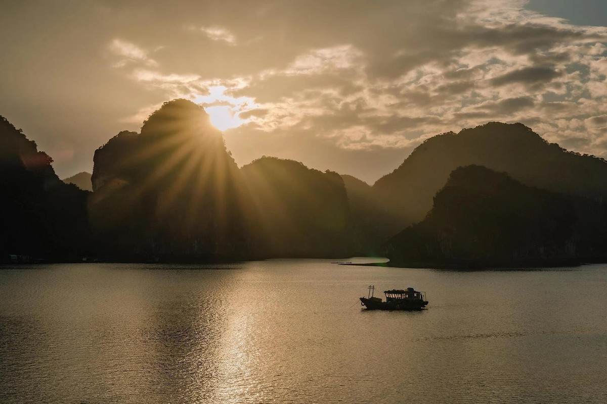 Điểm nhấn của vịnh còn nằm ở những bãi cát nhỏ ẩn mình giữa hai dãy núi, tạo không gian yên bình để tham quan, nghỉ dưỡng, chèo kayak hay ngắm san hô. Chính nét hoang sơ ấy đã góp phần tạo nên sức hút riêng cho Lan Hạ – nơi mà thiên nhiên dường như vẫn giữ được những đường nét nguyên bản nhất. Ảnh Checkin Việt Nam