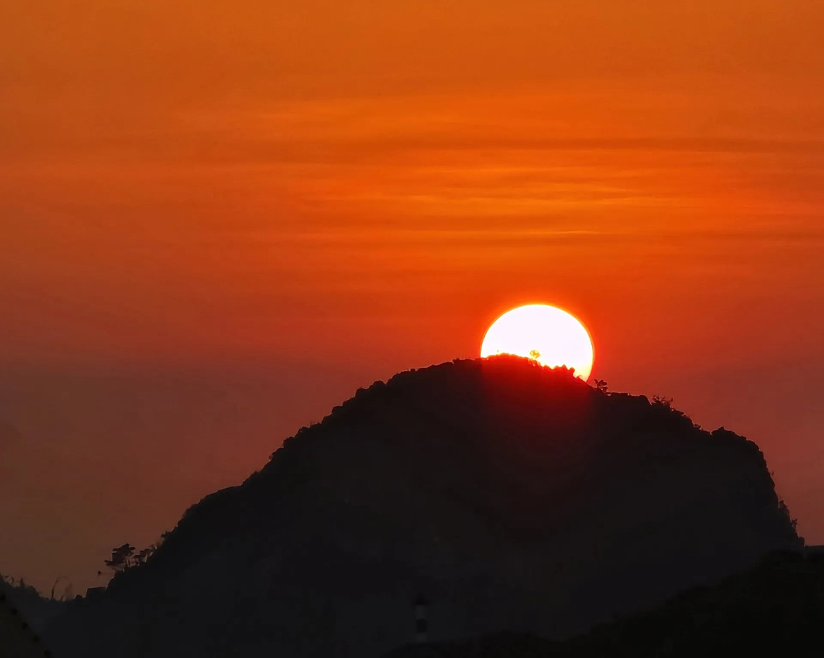 Vẻ đẹp tự nhiên nổi bật cùng cảnh quan độc đáo đã giúp vịnh Lan Hạ được UNESCO công nhận là một trong 10 vịnh đẹp nhất thế giới – niềm tự hào của du lịch biển đảo Việt Nam. Mới đây, đảo Cát Bà cũng được trang du lịch quốc tế Travel+Leisure đưa vào danh sách điểm ngắm hoàng hôn đẹp trên thế giới, một lần nữa khẳng định sức hấp dẫn của đảo ngọc trên bản đồ du lịch toàn cầu. Ảnh Vĩnh Quân