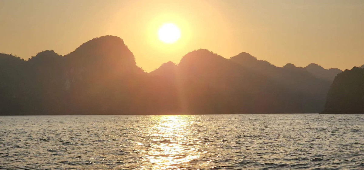 Lan Hạ là điểm đến yêu thích của du khách suốt bốn mùa, nhưng mùa thu được xem là thời gian lý tưởng nhất để ngắm hoàng hôn. Cuối tháng 10 và đầu tháng 11, mặt biển lặng, trời cao trong, ánh nắng không còn gay gắt. Ảnh Checkin Việt Nam